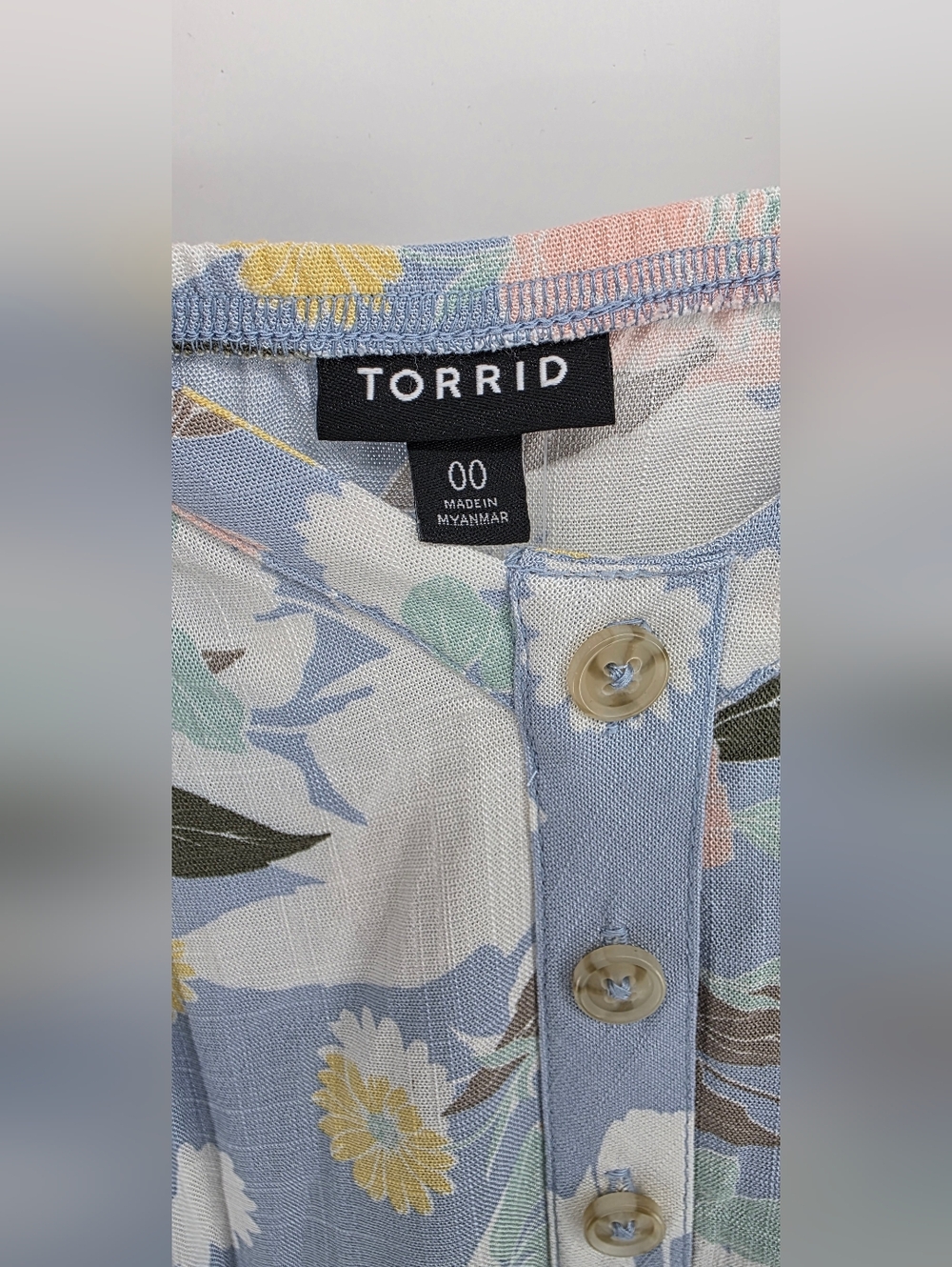 Torrid Blue Fog Floral Button Front Cami Romantic Tank โ Size 00 - M/L - Size 10 - Picture 14 of 17